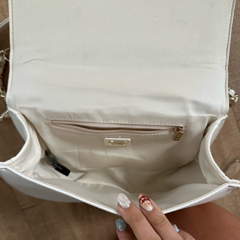 EUC GUESS Crossbody Flap Purse | Chevron Quilted | Cream and Gold - Picture 7 of 11